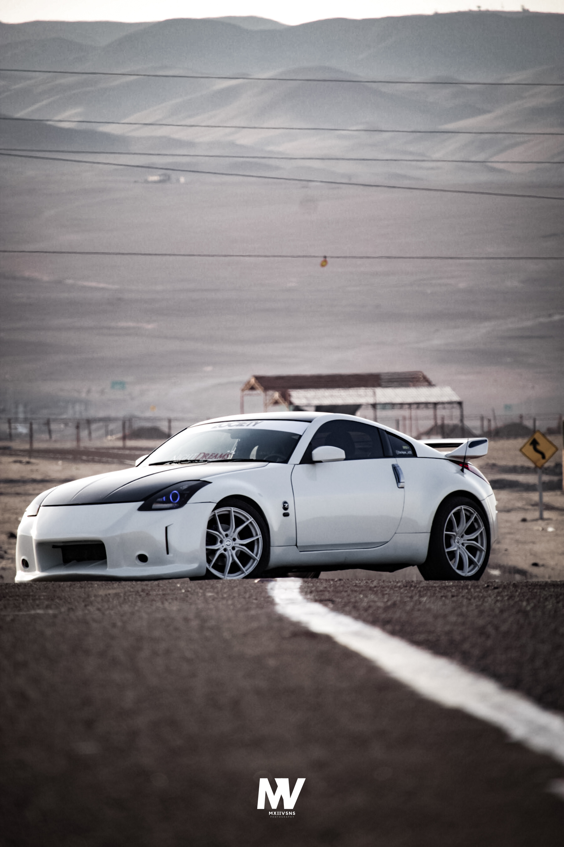 Nissan 350Z blanco en desierto de Arica